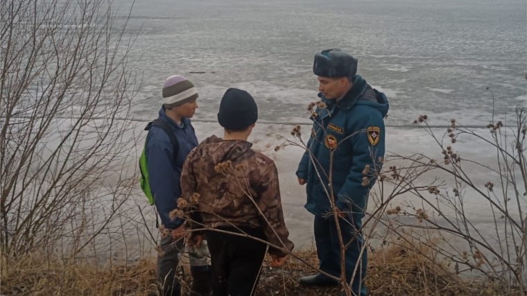 Опасный лед: спасатели Комсомольской пожарной части вытащили со льда двух мальчиков