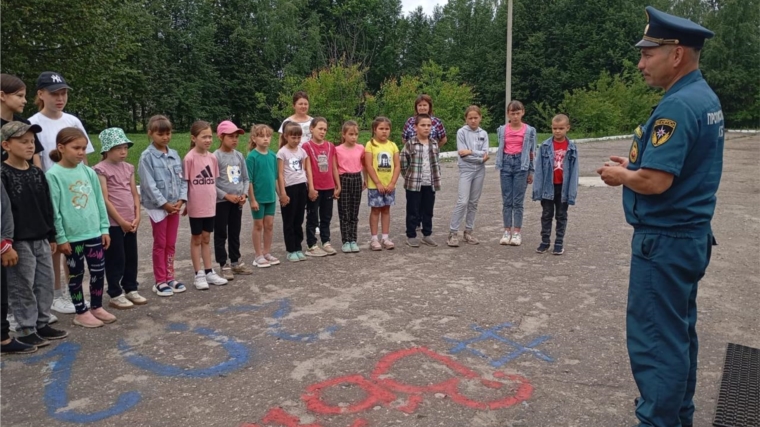 Сам с огнем не играй и другим не позволяй!
