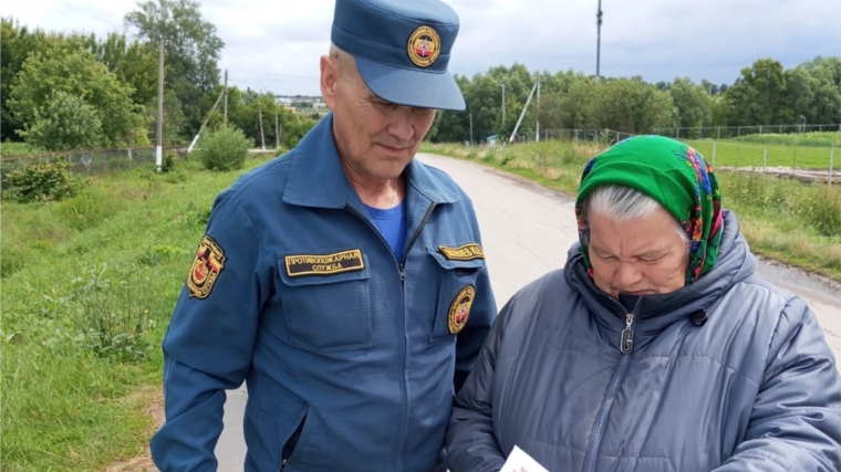 Работники отдельного поста ПЧ-42 напоминают жителям о правилах пожарной безопасности!